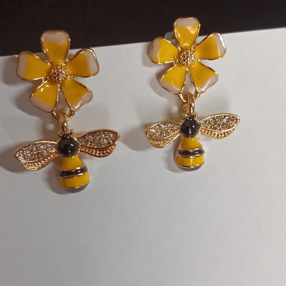 Stud Flower and Bee Earrings (NEW) - Picture 3 of 3
